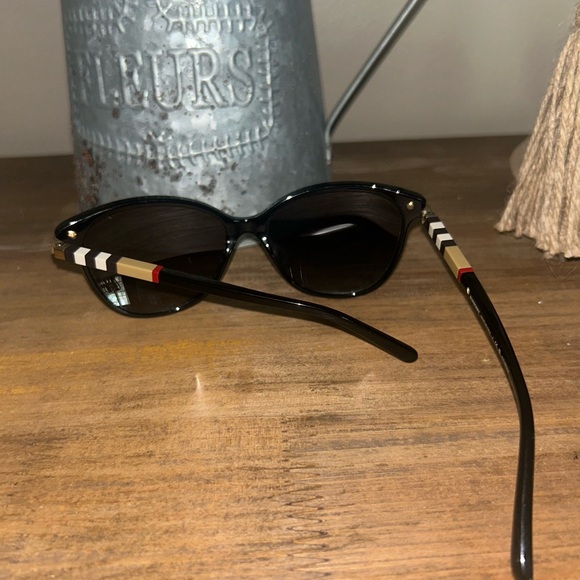 Burberry sunglasses - Picture 4 of 12